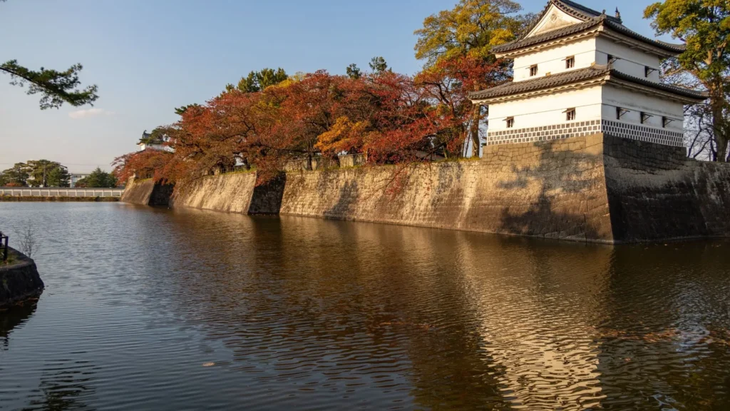 新潟新発田城の二ノ丸櫓と紅葉とお堀