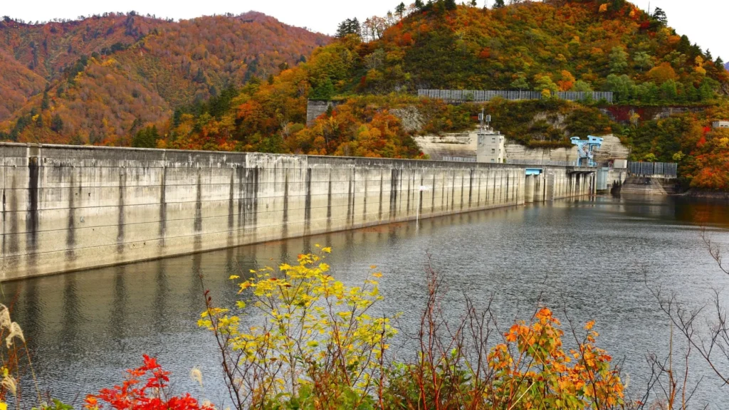 紅葉の山に囲まれた奥只見ダムの秋景色.