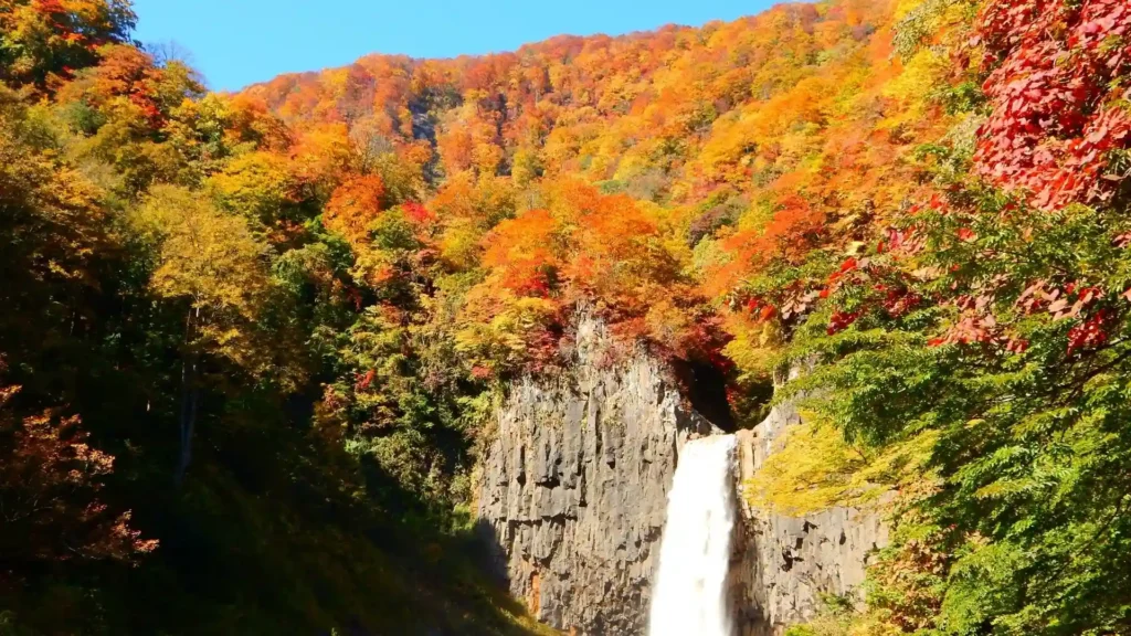 苗名滝と山の紅葉